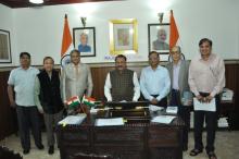 Shri S.K.Srivastava,IAS(Retd.),Chairman,Standing Committee, State Election Commissioners,Delhi, Shri W.V.Ramanamurthy,SEC Goa,Shri J.S.Saharia,Former SEC Maharashtra,Dr.M.Modassir,Former SEC Goa&Dr.Dalip Singh,Former SEC,Haryana called on Hon'ble Governor