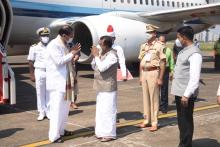 Hon’ble Governor welcomes theHon’ble Governor welcomes the Hon’ble Vice President of India, Shri M. Venkaiah Naidu at Dabolim Airport Hon’ble Vice President of India, Shri M. Venkaiah Naidu at Dabolim Airport