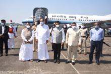 Hon’ble Governor welcomes the Hon’ble Vice President of India, Shri M. Venkaiah Naidu at Dabolim Airport