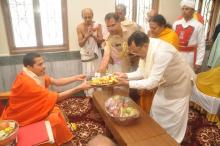 Hon'ble Governor along with his First Lady Adv. Reetha Sreedharan visited Shree Samsthana Gokarn Partagali Jeevottam Math & took blessing of Shrimad Vidyadheesh Teerth Shripad Vader Swami at Poinginim, Canacona