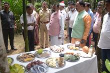  Hon'ble Governor felicitated Shri Pandurang Patil and two farmers and interacted with farmers under Agriculture Technology Management Agency organised by Directorate of Agriculture at Farm of Shri Pandurang Patil, Rivona.