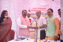  Hon'ble Governor felicitated Shri Pandurang Patil and two farmers and interacted with farmers under Agriculture Technology Management Agency organised by Directorate of Agriculture at Farm of Shri Pandurang Patil, Rivona.