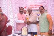  Hon'ble Governor felicitated Shri Pandurang Patil and two farmers and interacted with farmers under Agriculture Technology Management Agency organised by Directorate of Agriculture at Farm of Shri Pandurang Patil, Rivona.