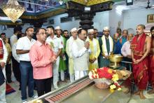 Hon'ble Governor visited Shree Kamaxi temple, Shiroda and offered prayers