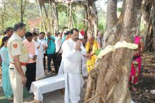 HON'BLE GOVERNOR VISITED JEEVOTTAM MATH AND PERFORMED POOJA OF ANCIENT TREE AND UNDERSTAND THE HISTORY AND OTHER DETAILS OF THE TREE.