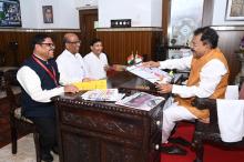 Shri Deepak Karmalkar and others called on Hon'ble Governor at Raj Bhavan