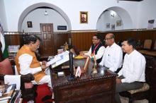 Shri Deepak Karmalkar and others called on Hon'ble Governor at Raj Bhavan