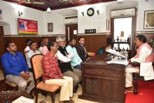 Press Information Bureau, Hyderabad delegates Dr. Manas, Shivacharan, Shri F M Saleem and others called on Hon'ble Governor at Raj Bhavan 