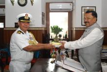 THE HON’BLE GOVERNOR WAS BRIEFED ABOUT INDIAN COAST GUARD (ICG) EFFORTS TOWARDS MARITIME SECURITY, SEARCH AND RESCUE OPERATIONS, AND SYNERGY BETWEEN THE COAST GUARD AND THE STATE AUTHORITIES.